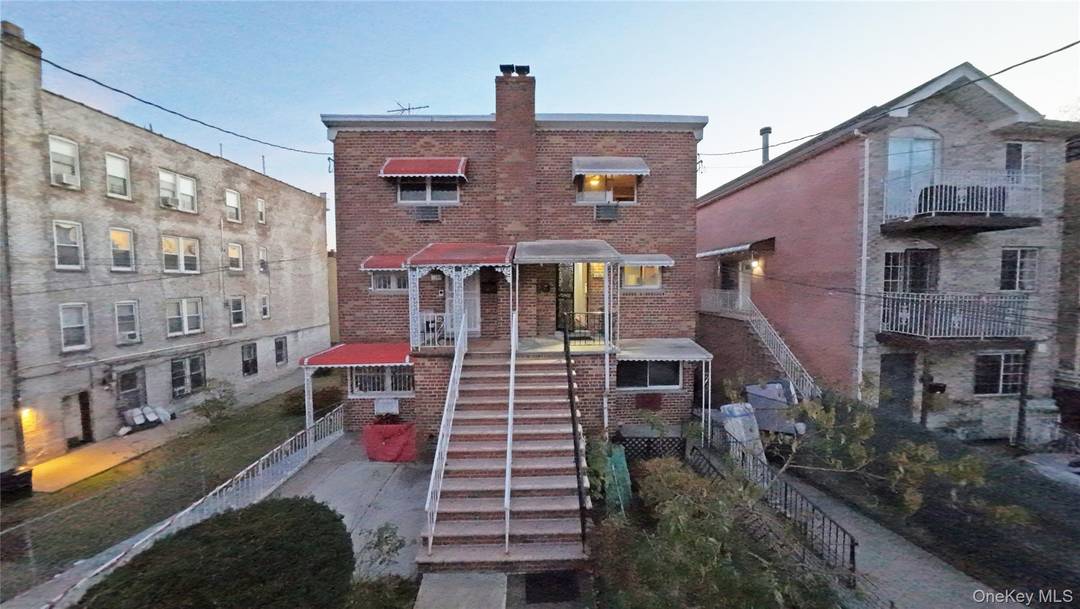 Charming 3 Bedroom Duplex in Williamsbridge, Bronx Well kept duplex on a quiet, tree lined street.