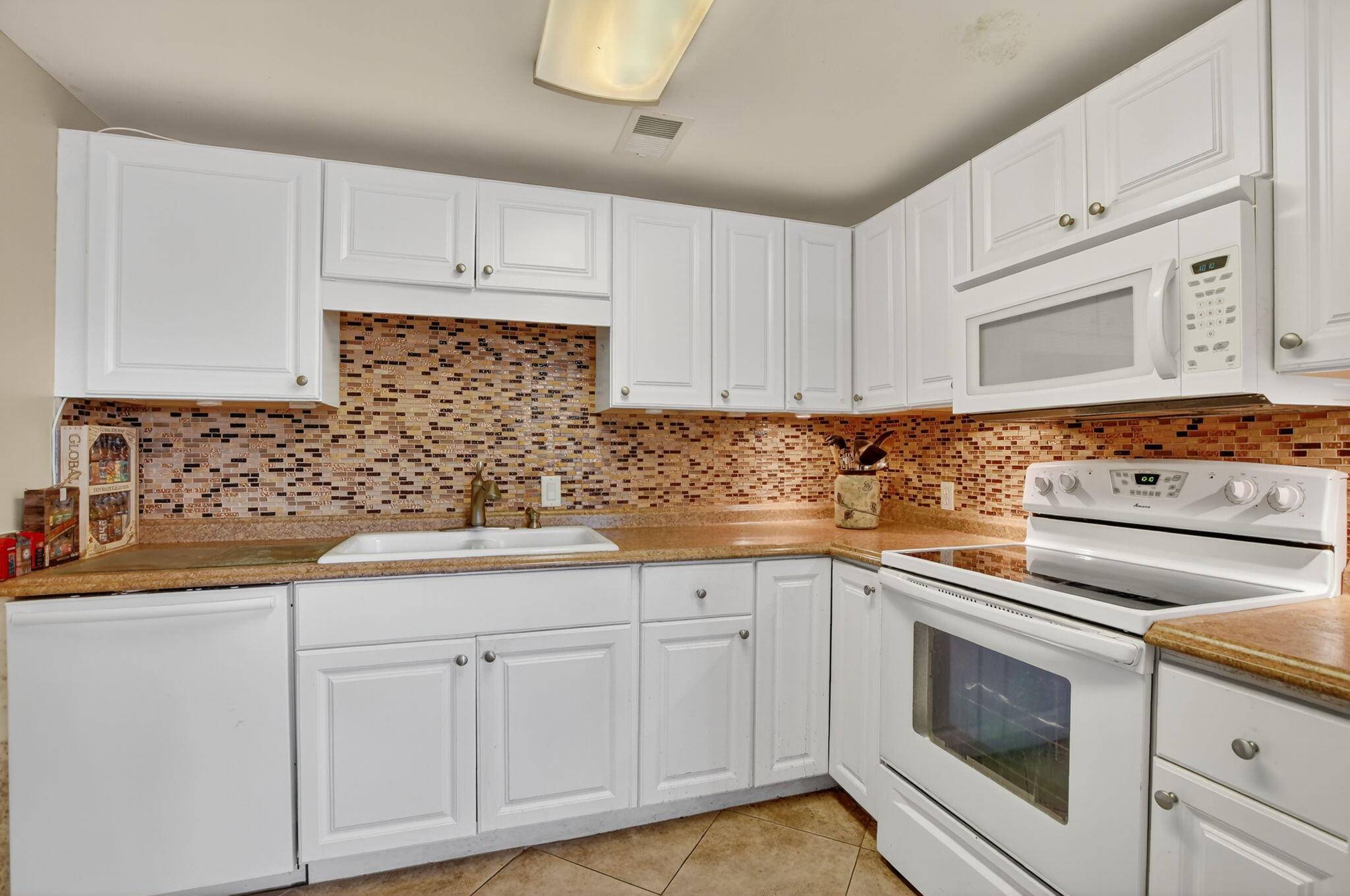 Resort Style Adult Living Minutes from your very Own Condo in Boca Raton Location, Location, Location Enjoy the Wholesome Living you Deserve in this Spacious and Bright 2 Bedroom 2 ...