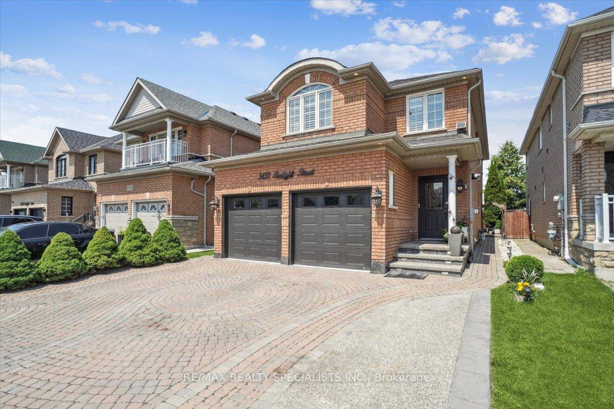 Welcome to this stunning detached home in sought after Churchill Meadows, Mississauga !