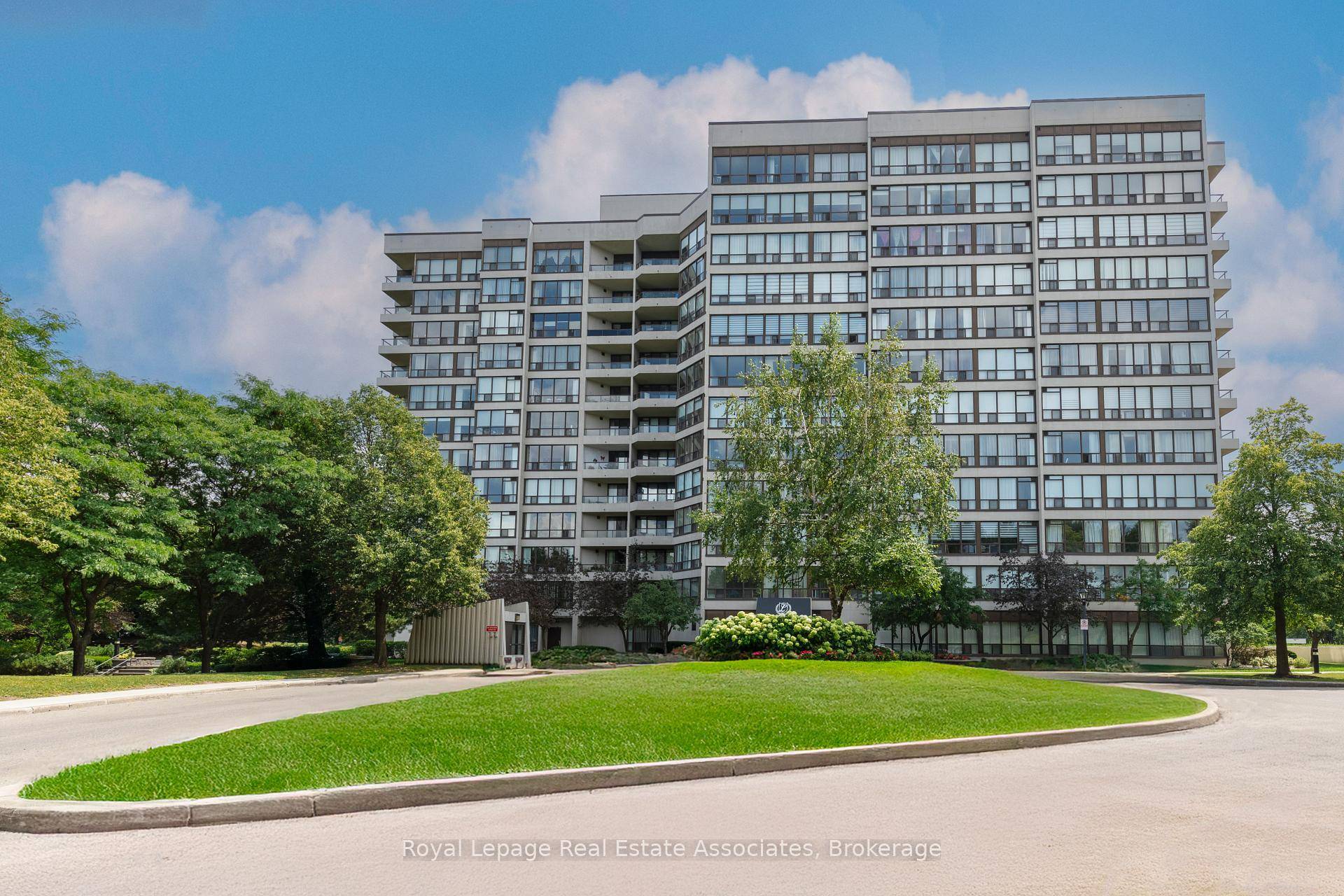 Welcome to 1112 12 Laurelcrest Street, a stunning 2 bedroom, 2 bathroom corner unit condo that boasts a rare 3 parking spaces 2 underground and 1 surface !