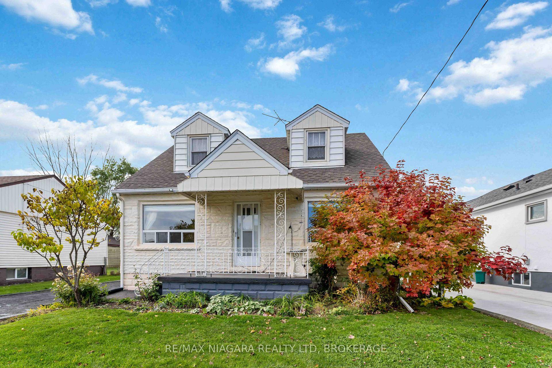 Beautifully Maintained Home in a Peaceful Welland Neighborhood.
