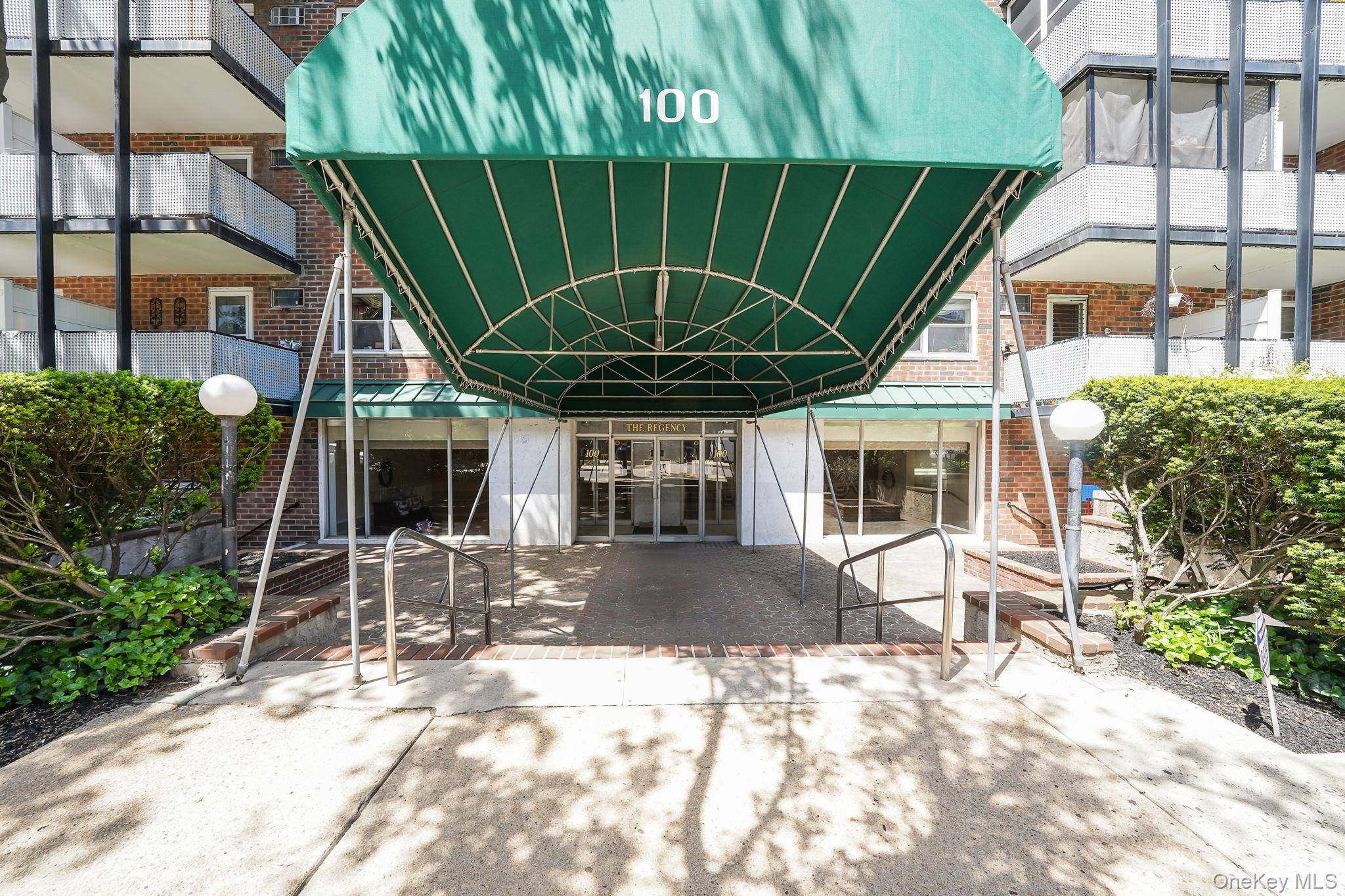 Welcome to The Regency one of Mineola's most sought after co op buildings !