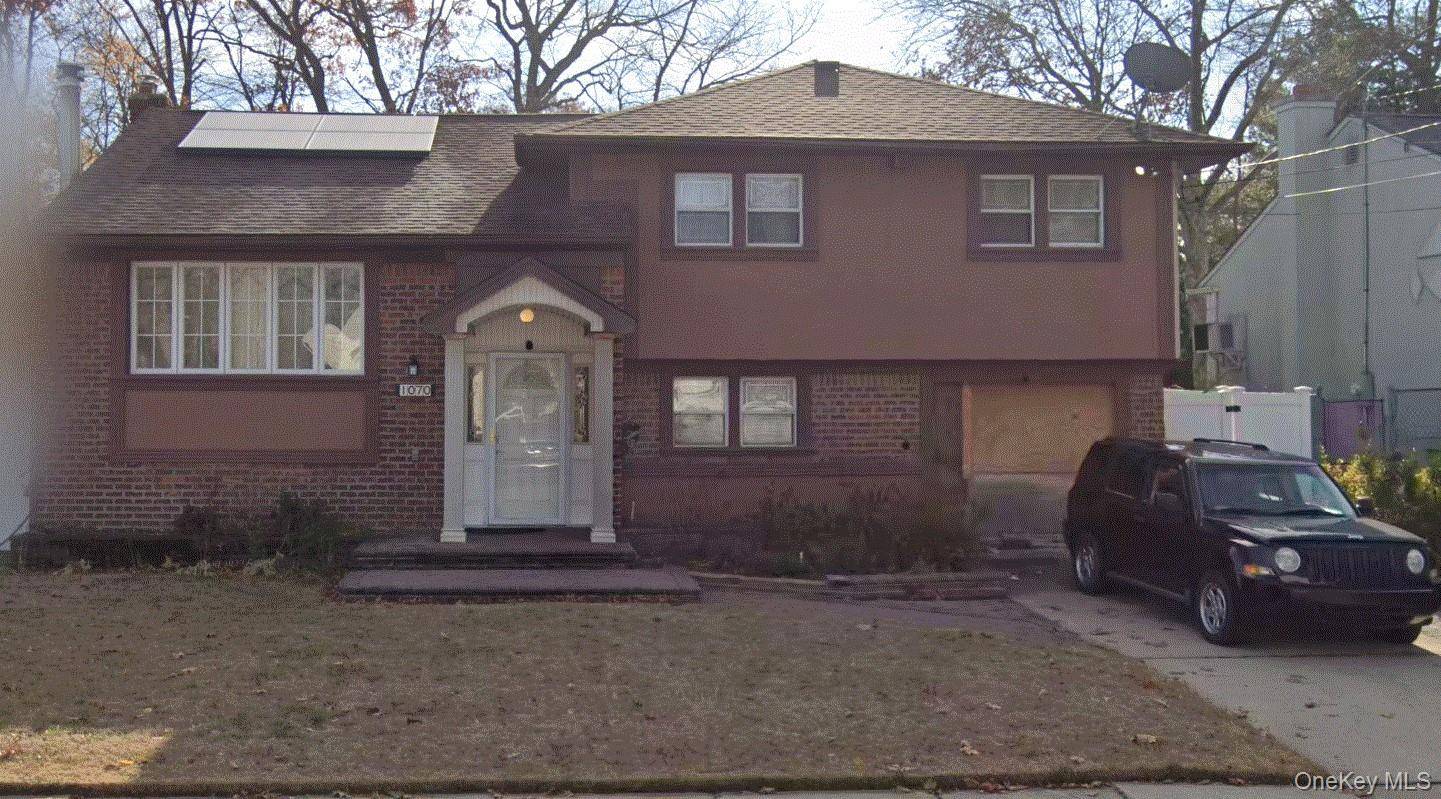 Charming 4 Bedroom Contemporary Home with Inground Pool in Desirable Baldwin Neighborhood Welcome to this spacious 4 bedroom, 2.