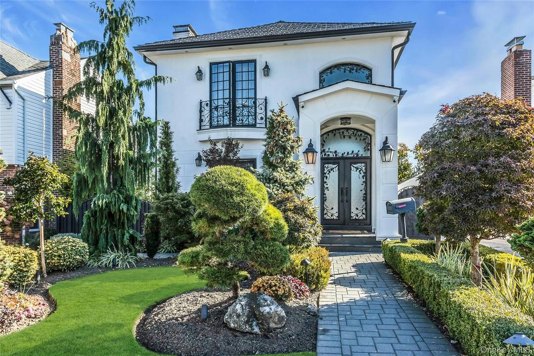 The Epitome of Modern Luxury Living in Beechhurst !