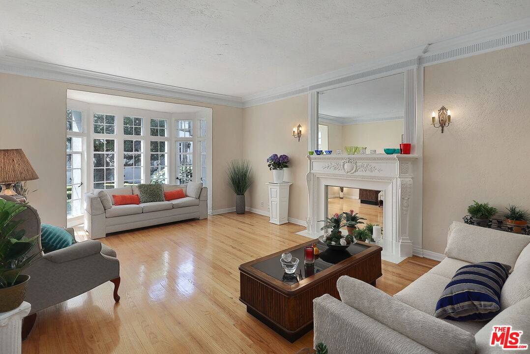 920  S Serrano Ave 1BR La