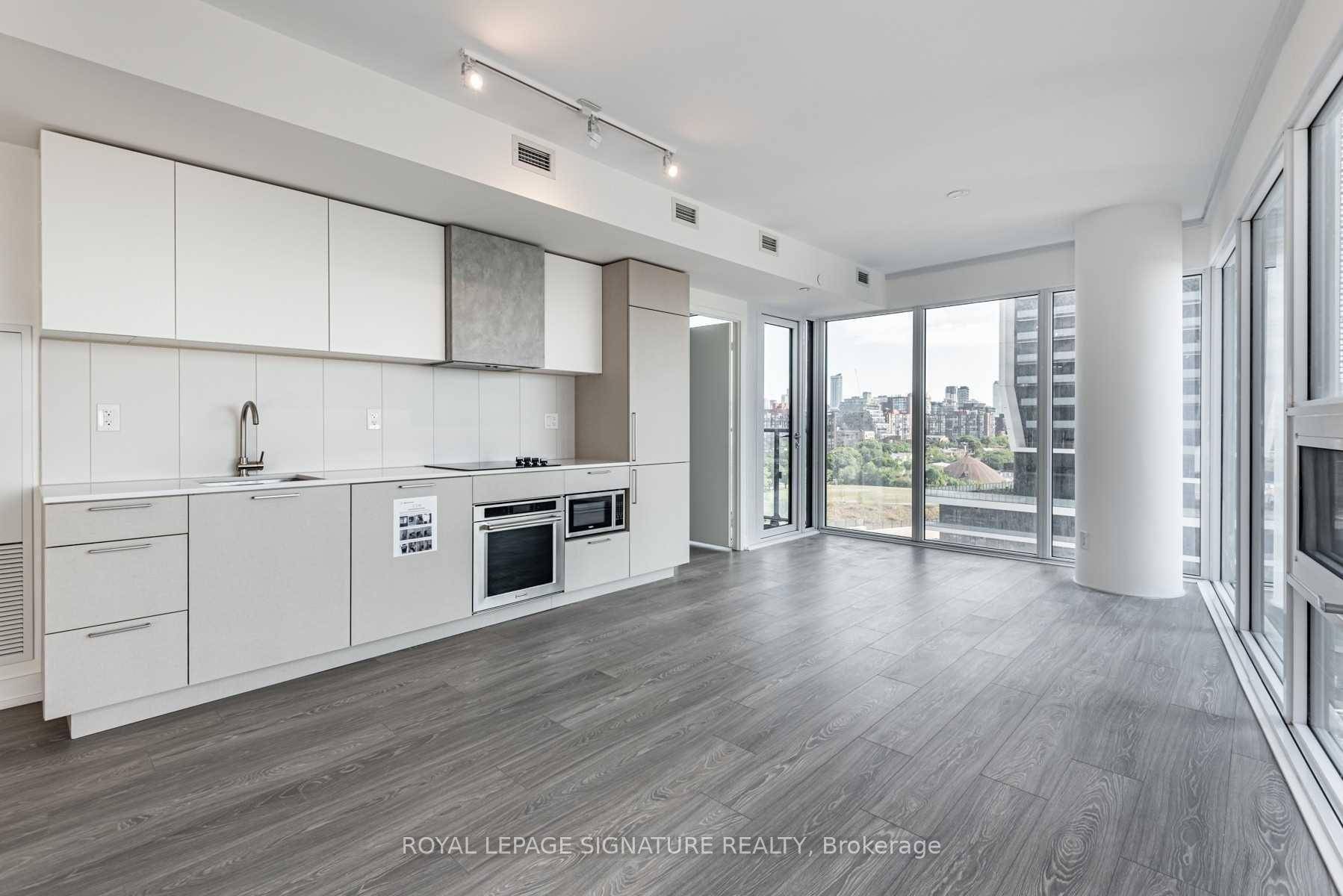 A Modern Suite In Liberty Village !