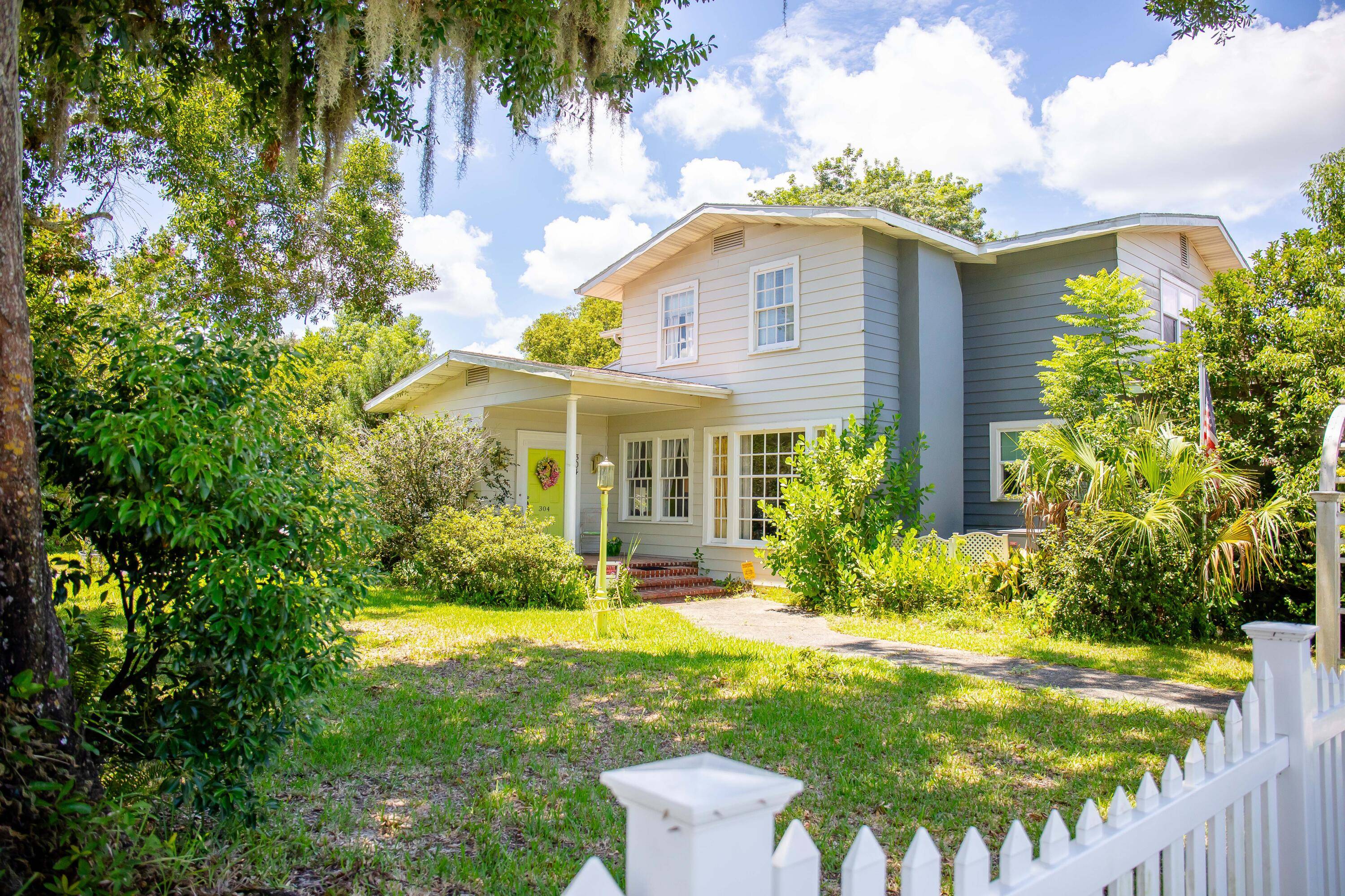 AVON PARK Discover this exquisite 4 bdrm, 3 ba home, a historic 1925 masterpiece originally designed for the mayor.