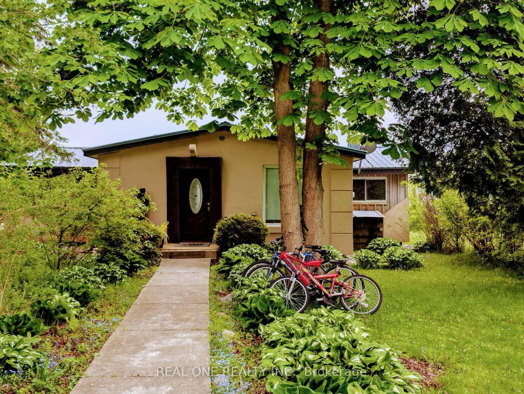 4 season waterfront cottage with Lake Ontario pebble beach frontage.