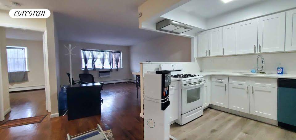 Newly Renovated 3 Bedroom 2 Full Bath Apartment In A Townhouse !