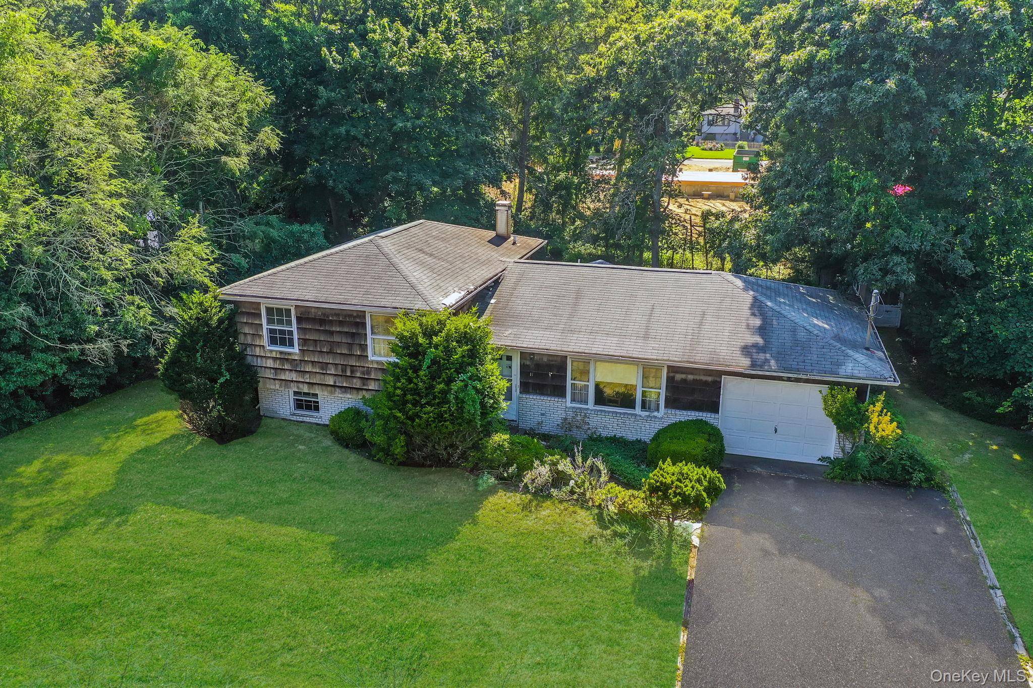 Welcome to 11 Easterly Road, Hampton Bays !