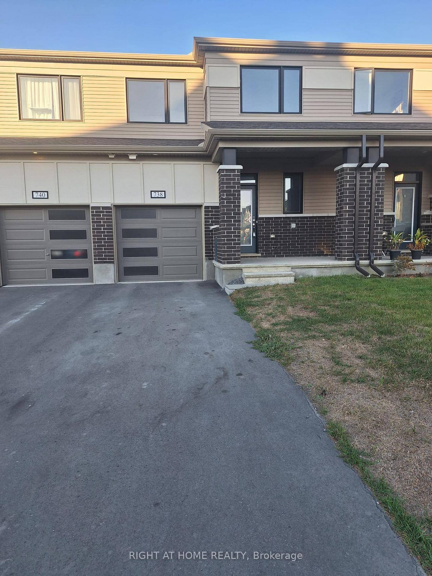 Completely FREEHOLD ! ! This charming Townhome Is Suited In The Quiet, Sought After Community Of Richmond Meadows.