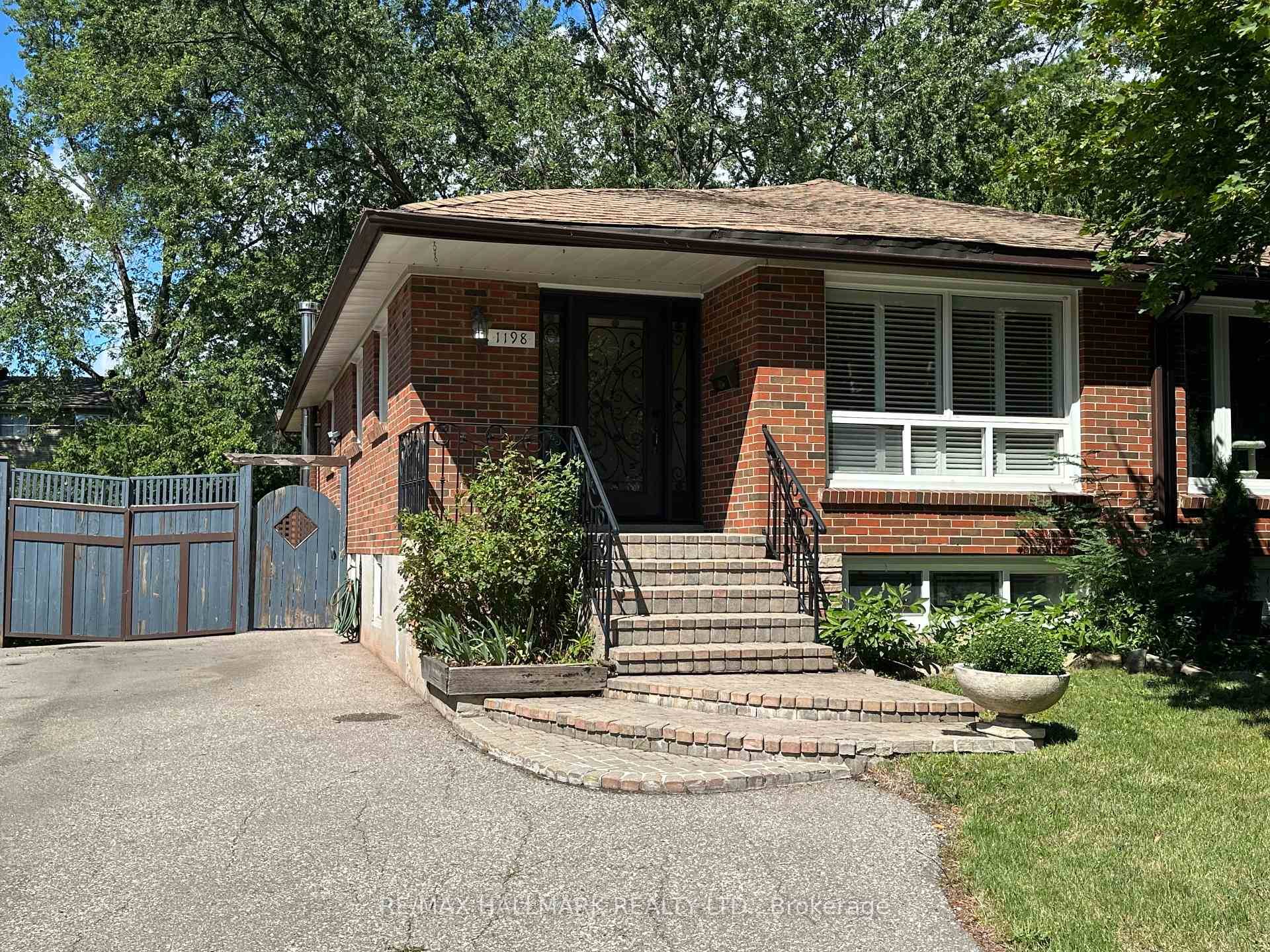 Welcome to 1198 Ingledene, a lovely family home with room to spare !