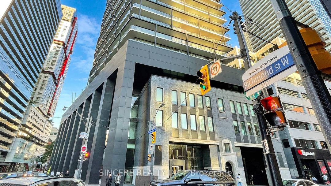 Tableau Condominiums located in Famous Downtown Core ; Surrounding by lots of Amenities ; High Level Level 18 with South Facing Unobstructed City View ; Large 610 Square Feet 1 ...