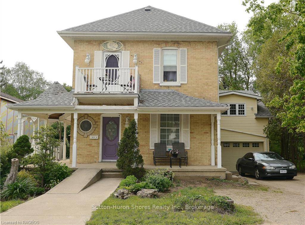 IMPRESSIVE 1904 CENTURY HOME !