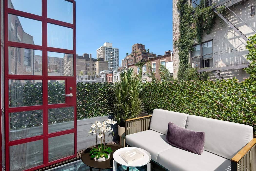 NO DOGS THIRD FLOOR WALK UP Situated on a beautiful tree lined park block, this full floor 2 bed apartment offers the best of townhouse living just off of central ...