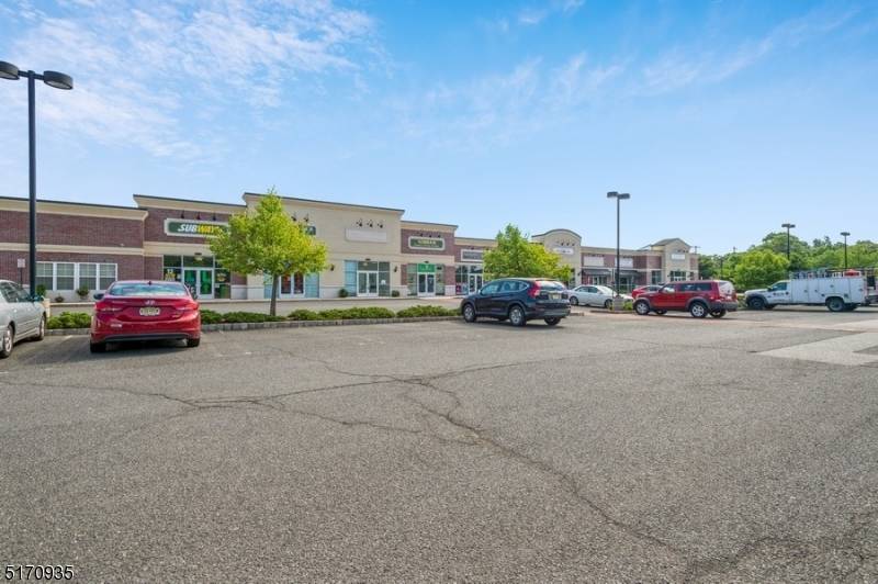 UNBELIEVABLE PRIME RETAIL CENTER IN BUSTLING BUSINESS ARE SOMERSET FRANKLIN TOWNSHIP, 37, 778 SF RETAIL CENTER WITH ONE SPACE AVAILABLE.