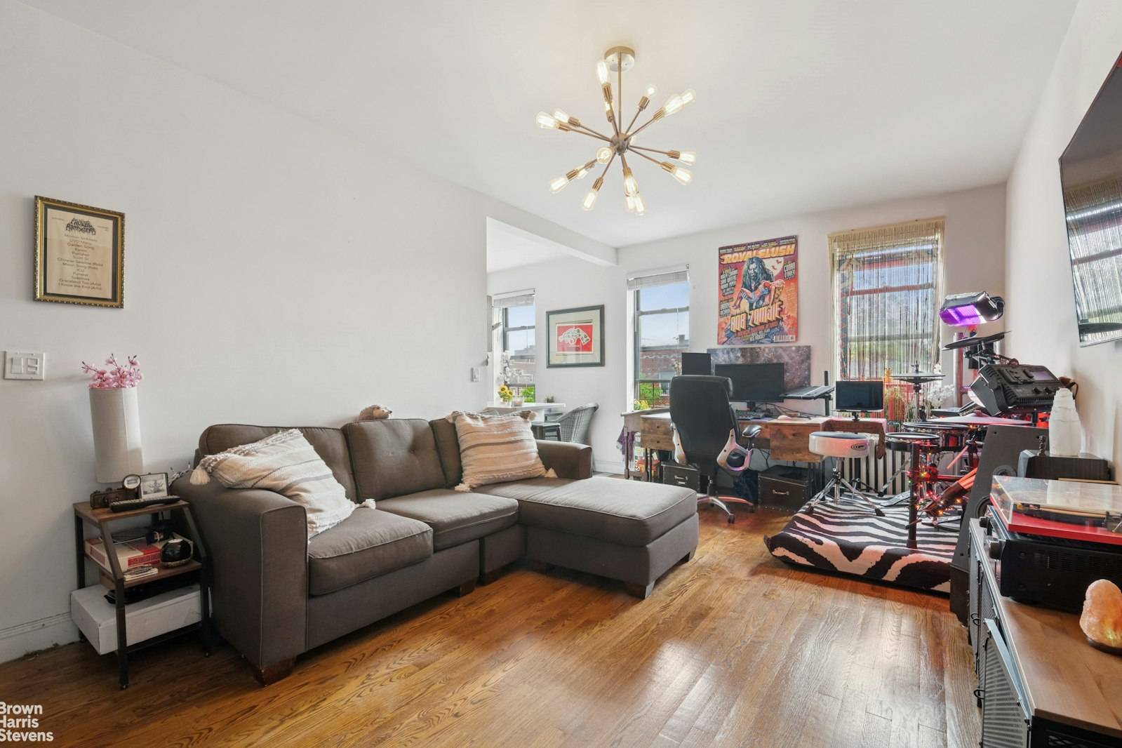 Looking for a bright and spacious Woodside 1BR condo to call home ?