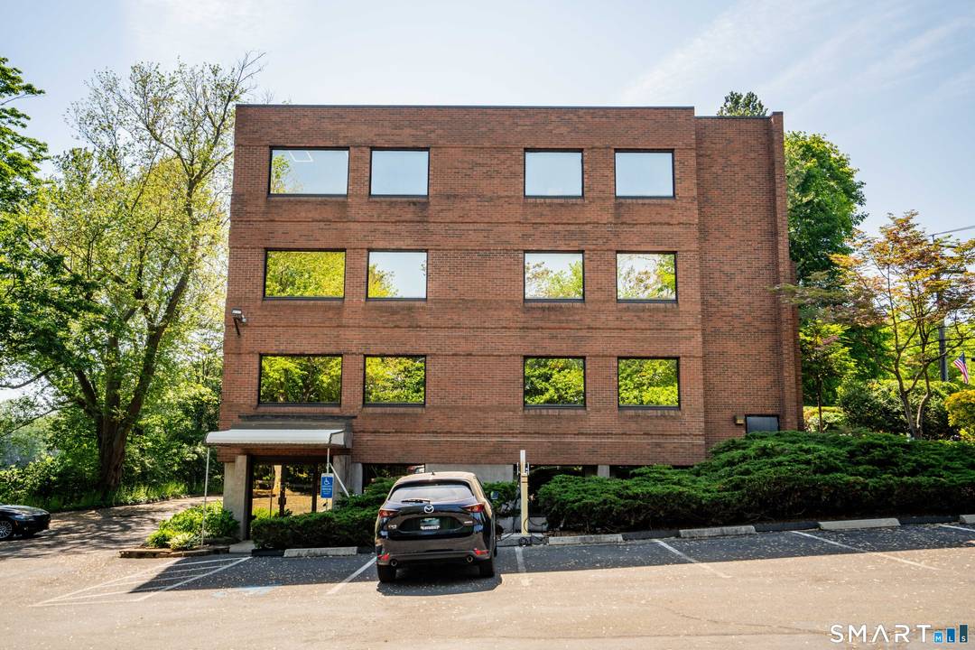 Welcome to The Meadowbrook Building, a four story brick professional office building on Hamden's Dixwell Avenue corridor !