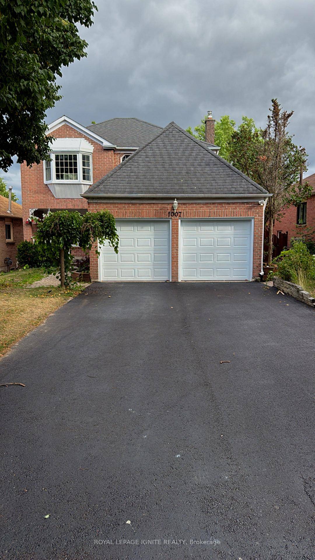 Beautifully updated 2 storey detached home in a prime Pickering location !
