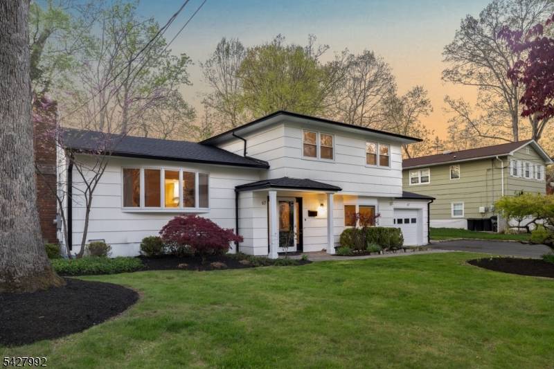 4 BED 2. 1 BATH MODERNIZED SPLIT LEVEL HOME IN FABULOUS OAKWOOD PARK NEIGHBORHOOD !
