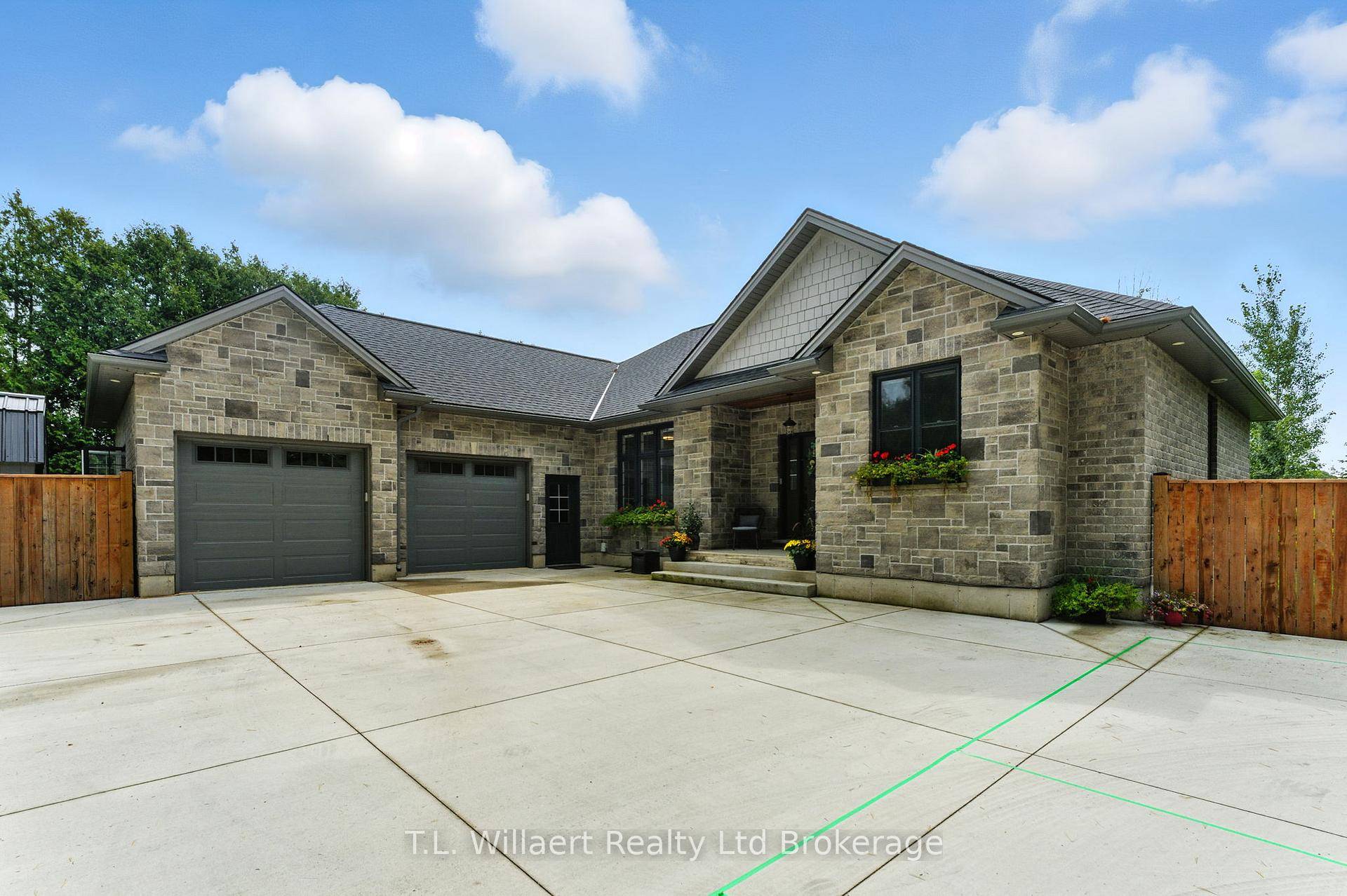 Stunning Modern Executive Home in Eden !