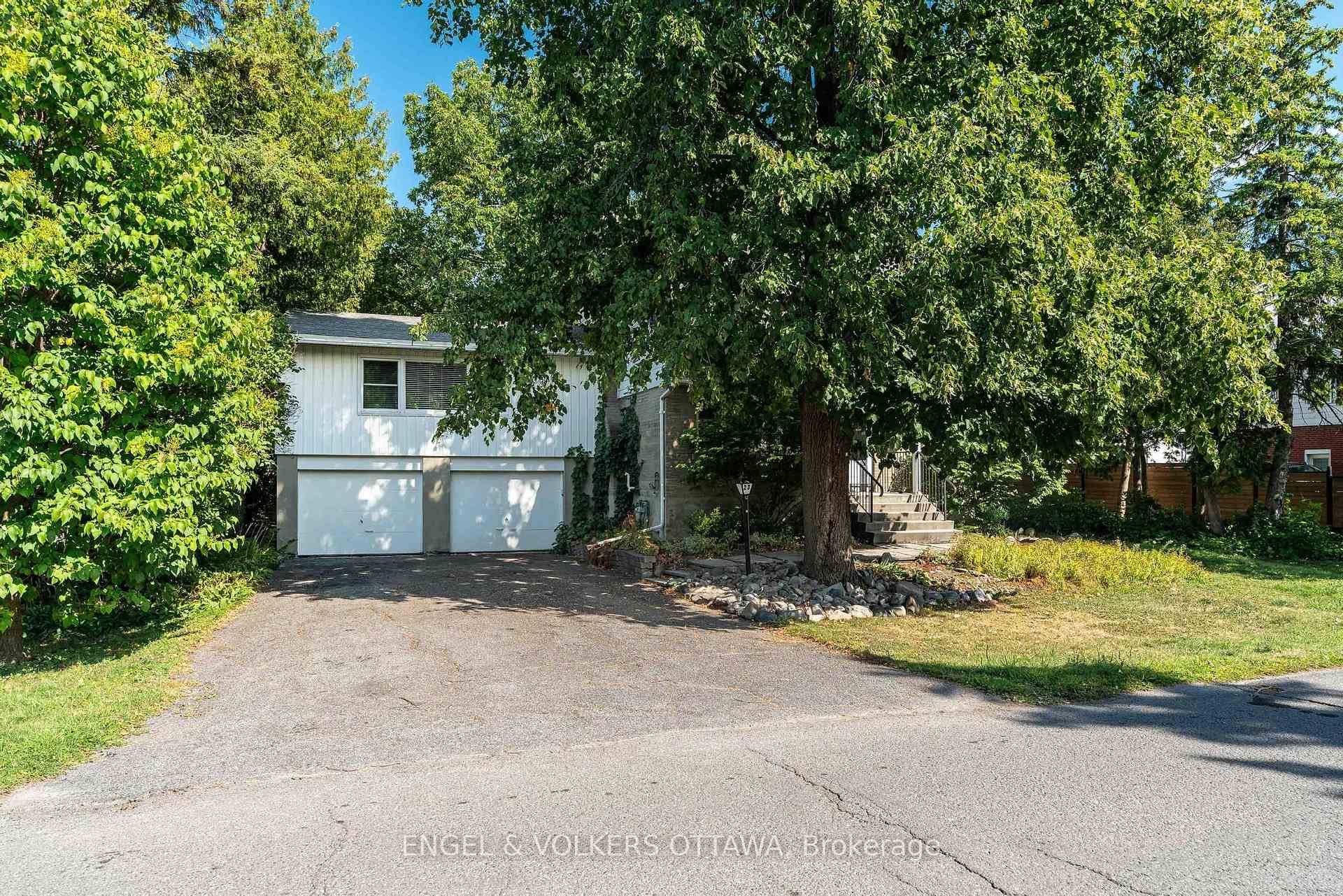 Welcome to this well maintained and versatile family home !