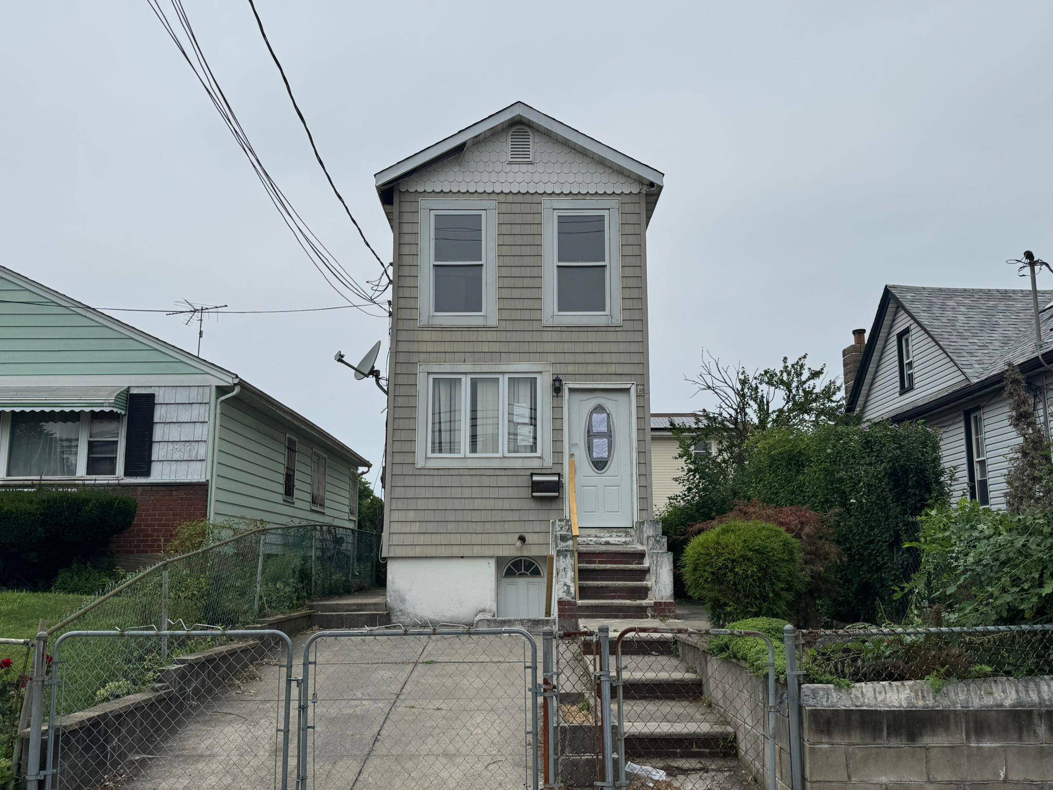 Welcome to this charming single family Colonial nestled on a 20x100 lot in a desirable neighborhood.