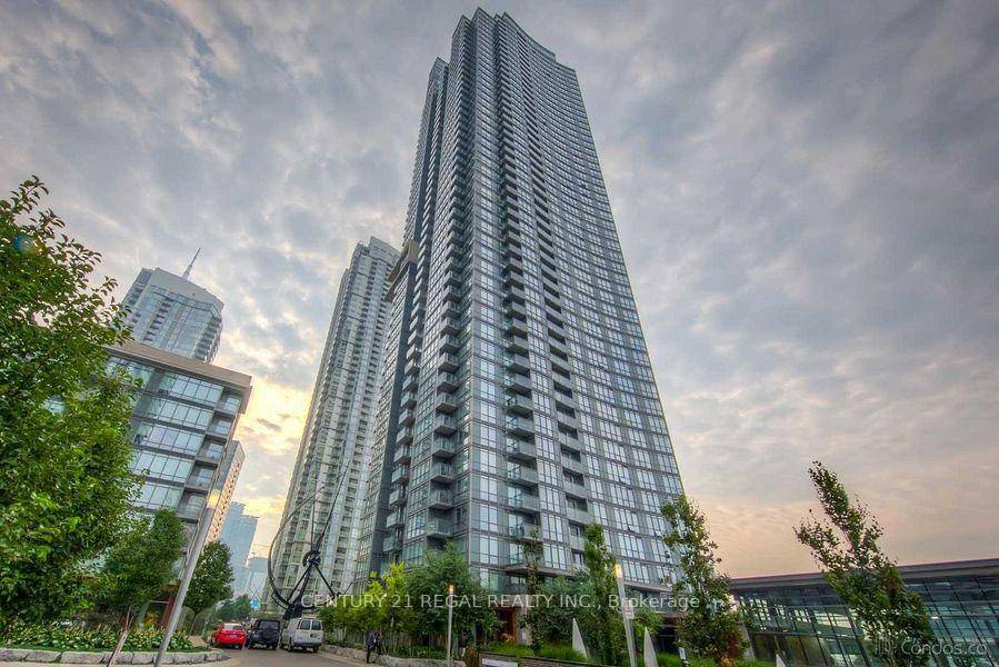 Beautiful 535 Sqft One Bedroom Condo Located At Spadina Ave And Fort York Blvd.