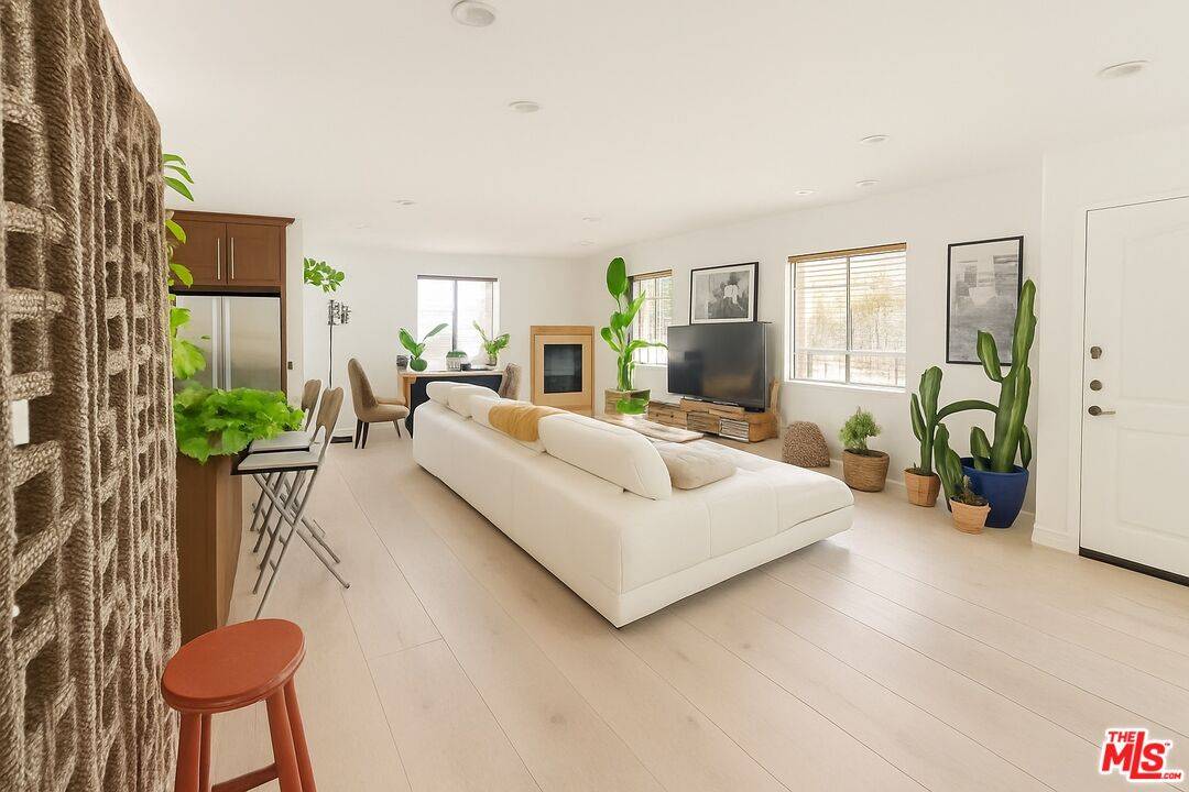 1146  HACIENDA PL 3BR Sunset Strip La