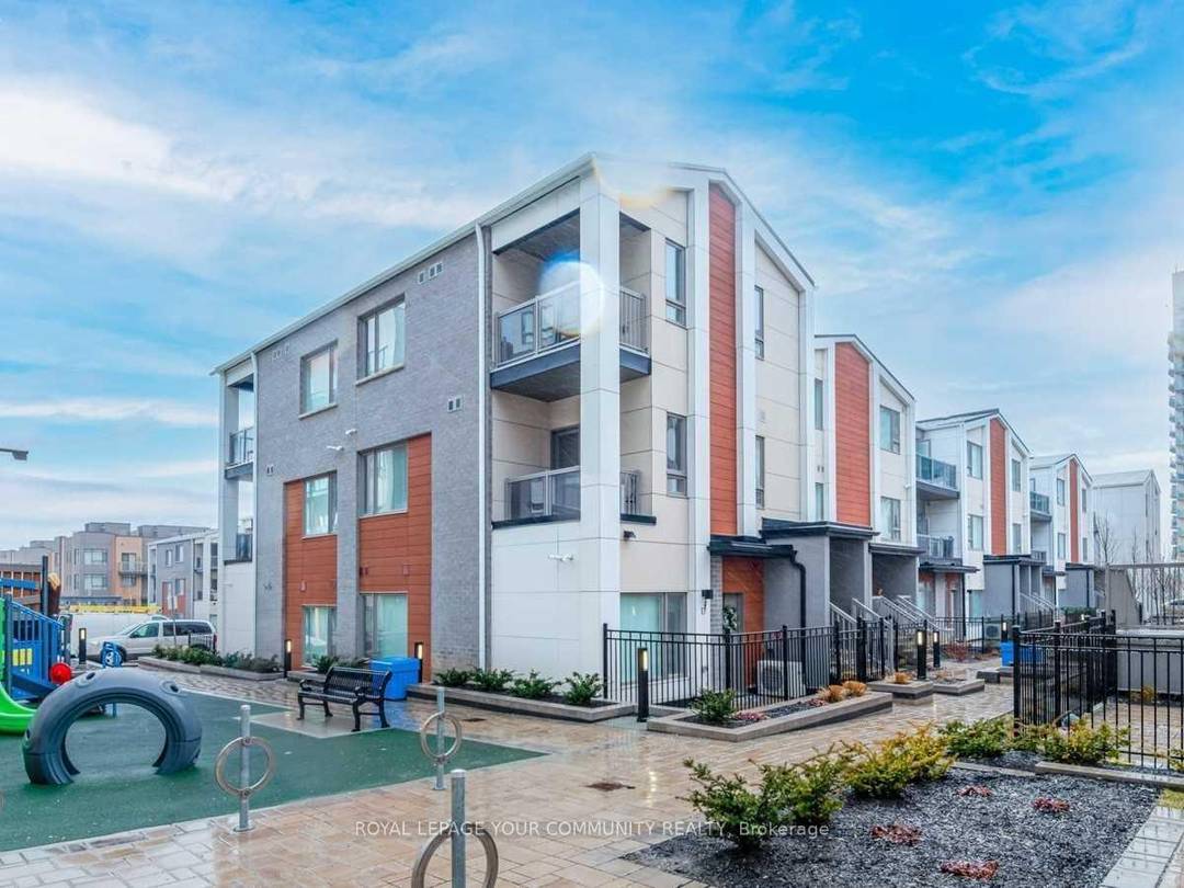 Shared Accommodation Bedroom With private 3 piece Washroom and Closet In A New 3 Bedroom Townhouse In A Highly Demanded Neighbourhood.