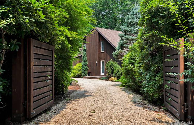 RR 25 346 East Hampton NW 4 bedroom 1st FL 4th Bedroom office rental minutes to Sammy's Beach, Immaculate 2021 designer renovated, pristine 4 BR, 2.
