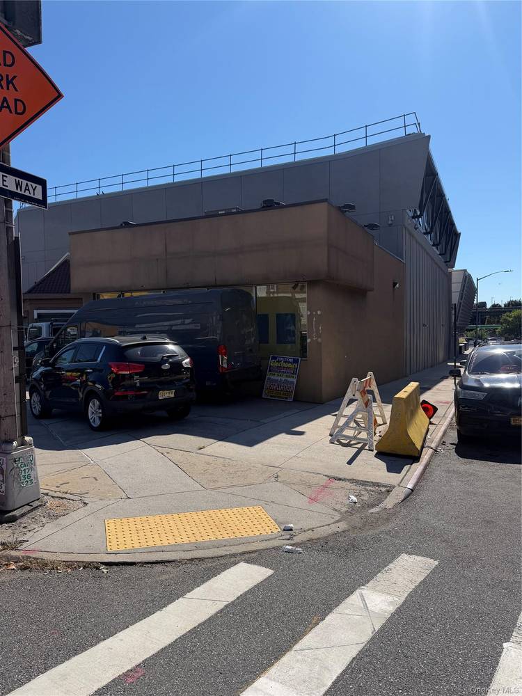 Prime corner commercial space 1000 sqft with parking, priced to rent.