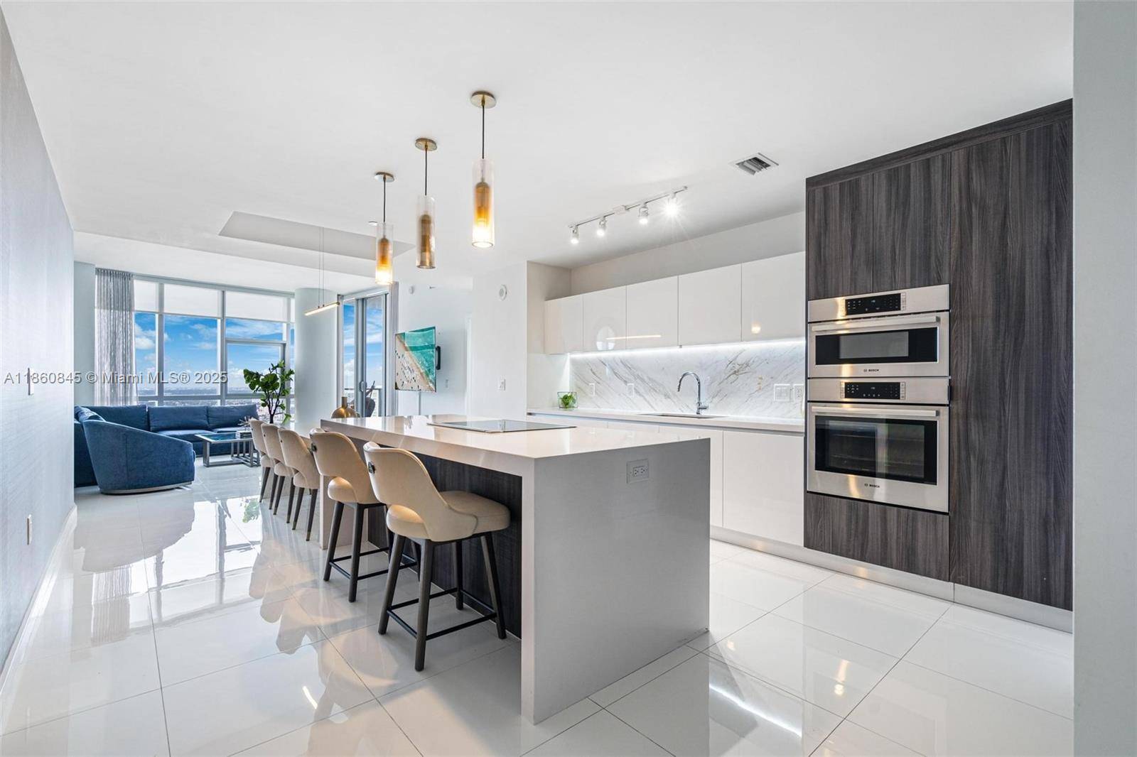 Welcome to Unit 3301 in the prestigious Paramount Miami Worldcenter, located in the heart of Downtown Miami.