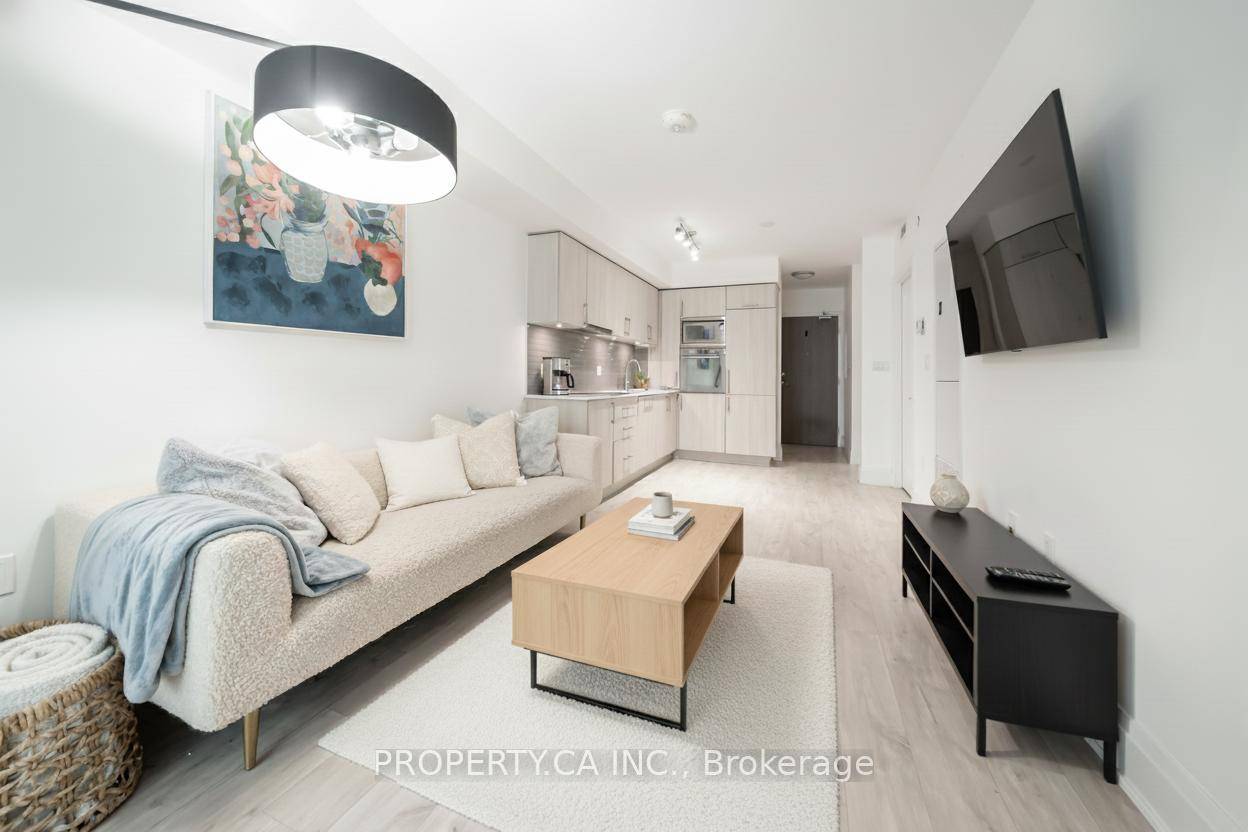 Welcome home to a bright and spacious 1 1 at Minto Westside, perfectly positioned at Front amp ; Bathurst in downtown Toronto.