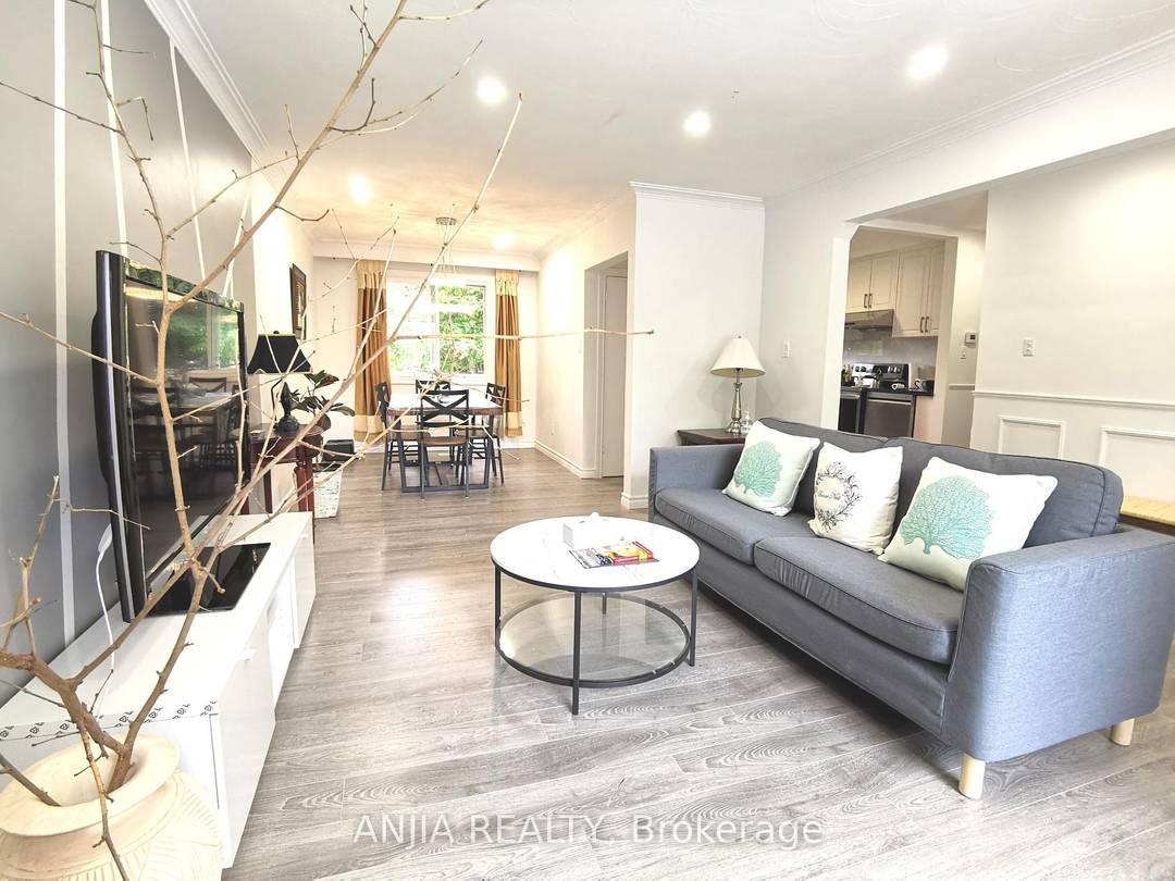 Great Location, a Quiet, convinent and Safe High Demand Community !