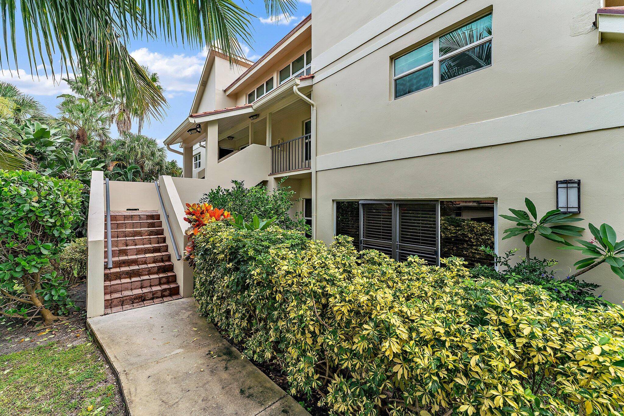 Enjoy this seasonal rental in an unbeatable beachside location !
