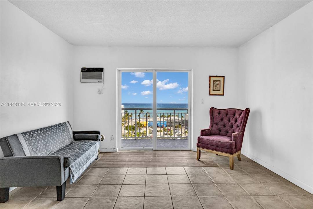 Opportunity ! This beautiful 2 bedroom, 1 bath apartment is ideally located near Las Olas Boulevard in Fort Lauderdale.
