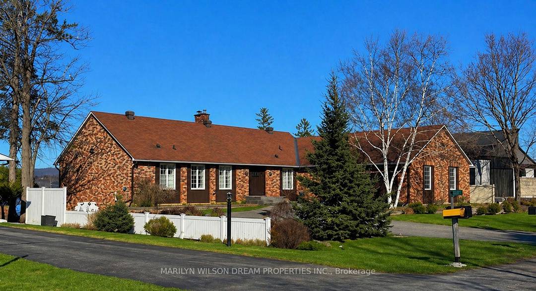 Charming waterfront residence just minutes from Kanata !