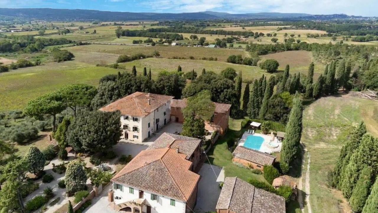 Prestigious property with villa, holiday farm, agricultural outbuildings, garden and 20 ha of land for sale in Sinalunga, Tuscany.