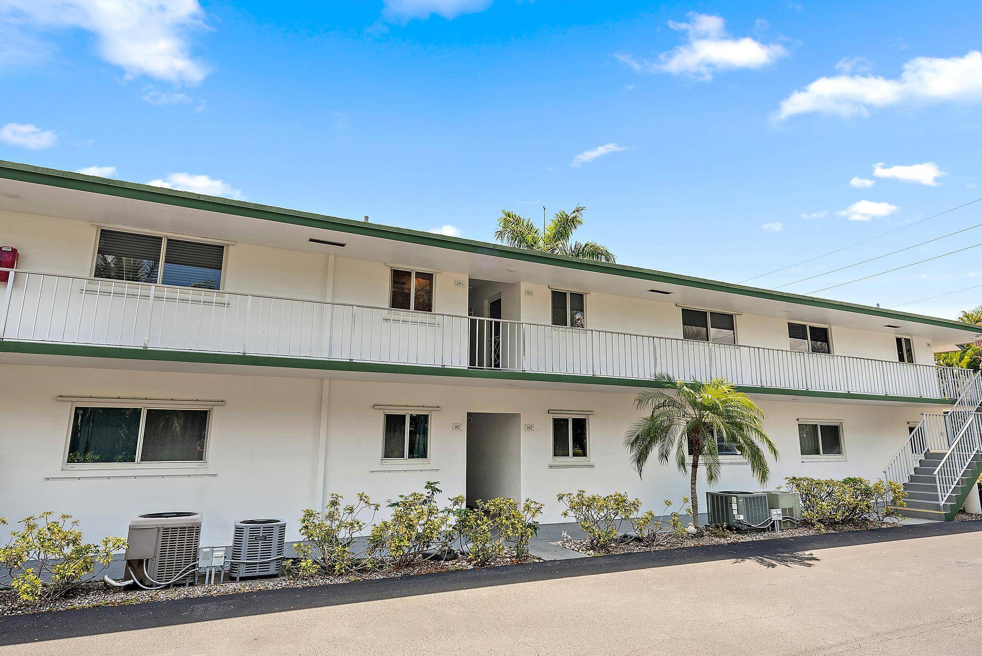 Charming 2BR 2BA home in a vibrant 55 community just minutes from the beaches, shopping, and dining of Tequesta.