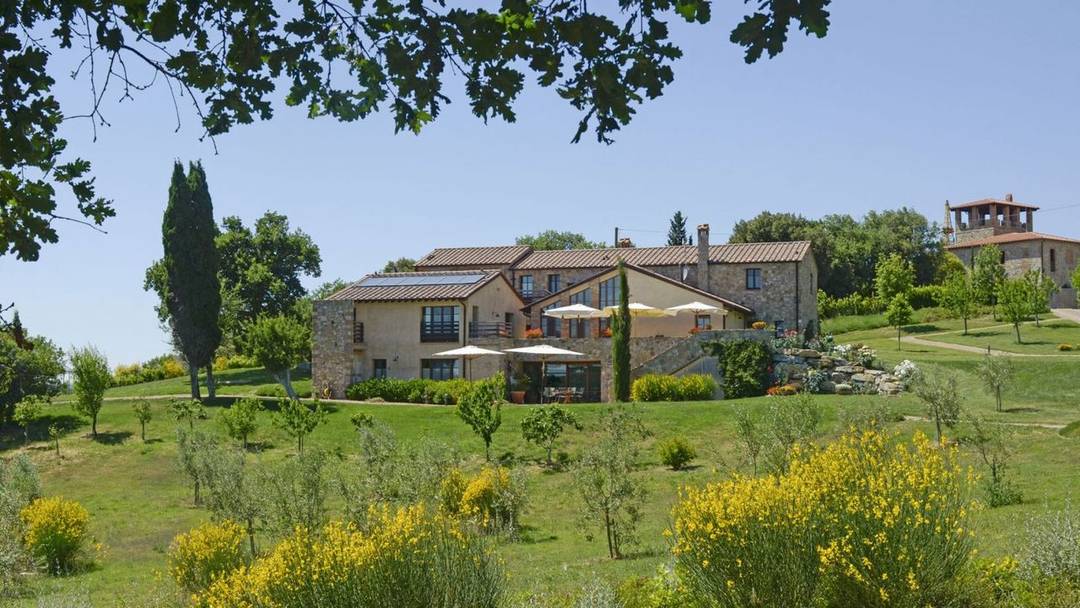 Luxury estate with two villas, a wooden annexe and a 1.5 ha private park with swimming pool for sale in the province of Grosseto, Tuscany.
