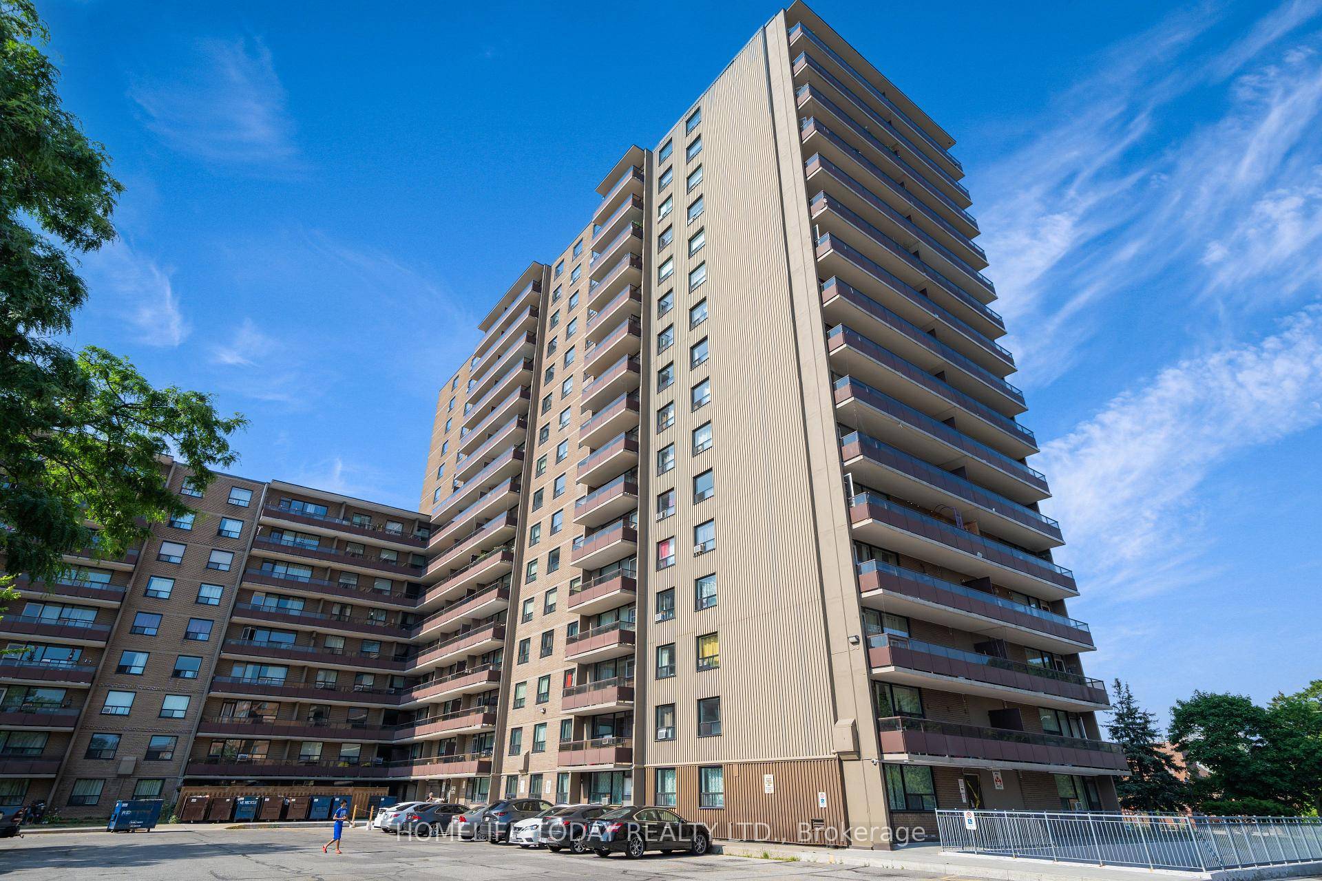 Beautifully renovated 3 BEDROOMS, 2 BATHROOMS, and Kitchen With Modern Appliances condo offers a East And Lake View Large balcony Maintenance Fee Includes All Utilities.
