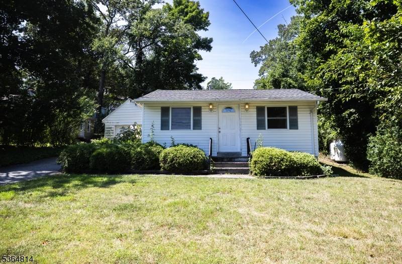 Cute as a button, move in ready bring your design ideas !