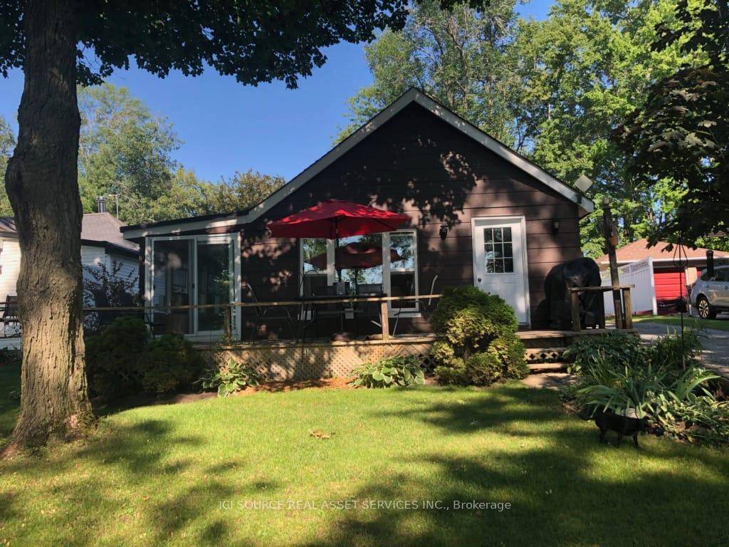 This four season completely renovated cottage offers sunrise views over the front lake and sunset views from the 16x16 new muskoka deck or fire pit over the back lake.