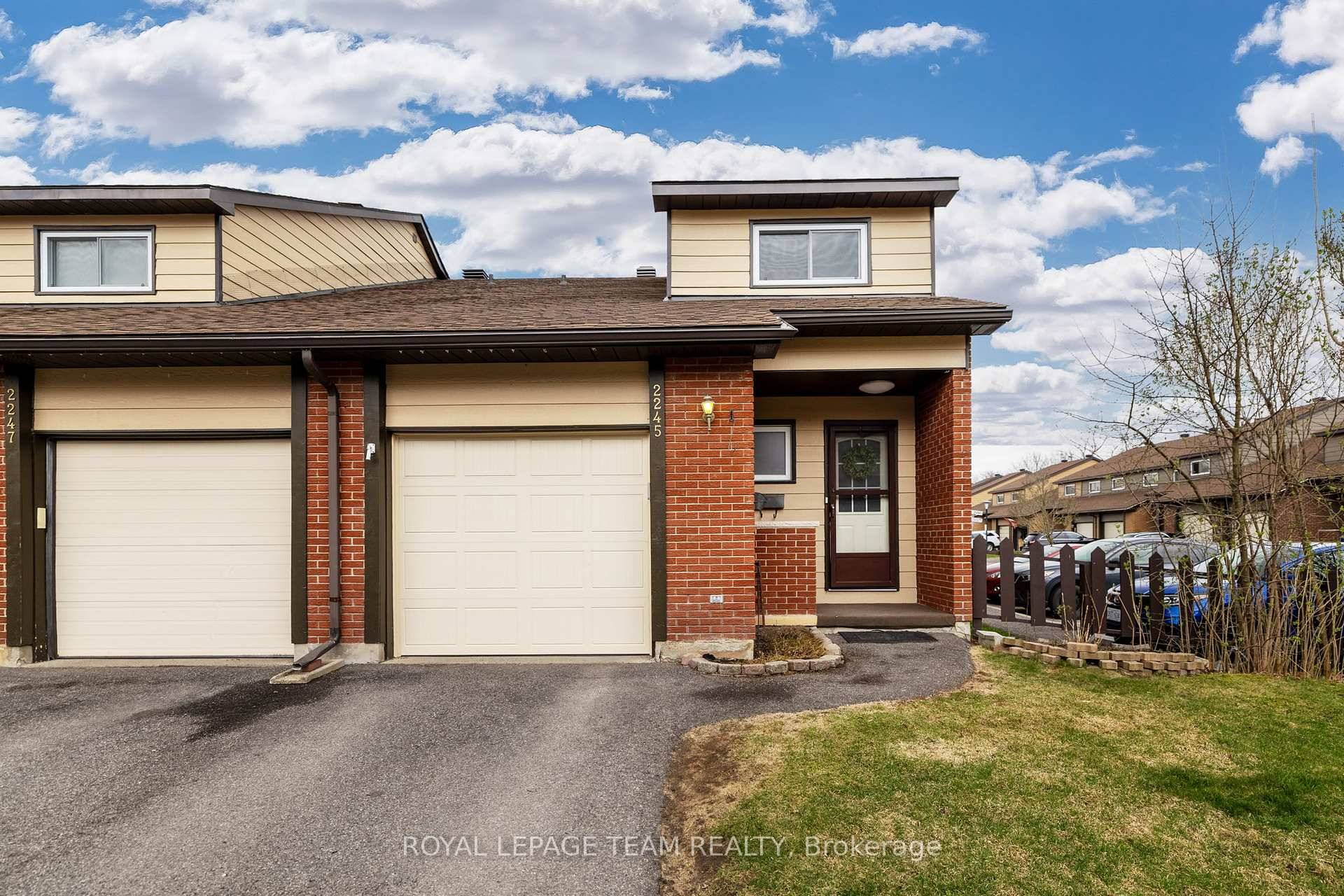 Welcome to this well maintained 3 bed, 2 bath END unit townhome in the sought after Blackburn Hamlet South community.
