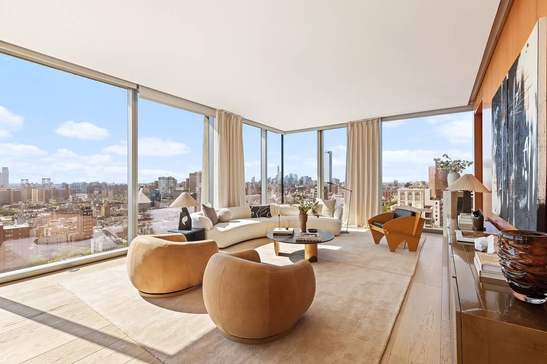 Welcome to unit 28E an extraordinary full floor, column free three bedroom residence at 215 Chrystie Street.