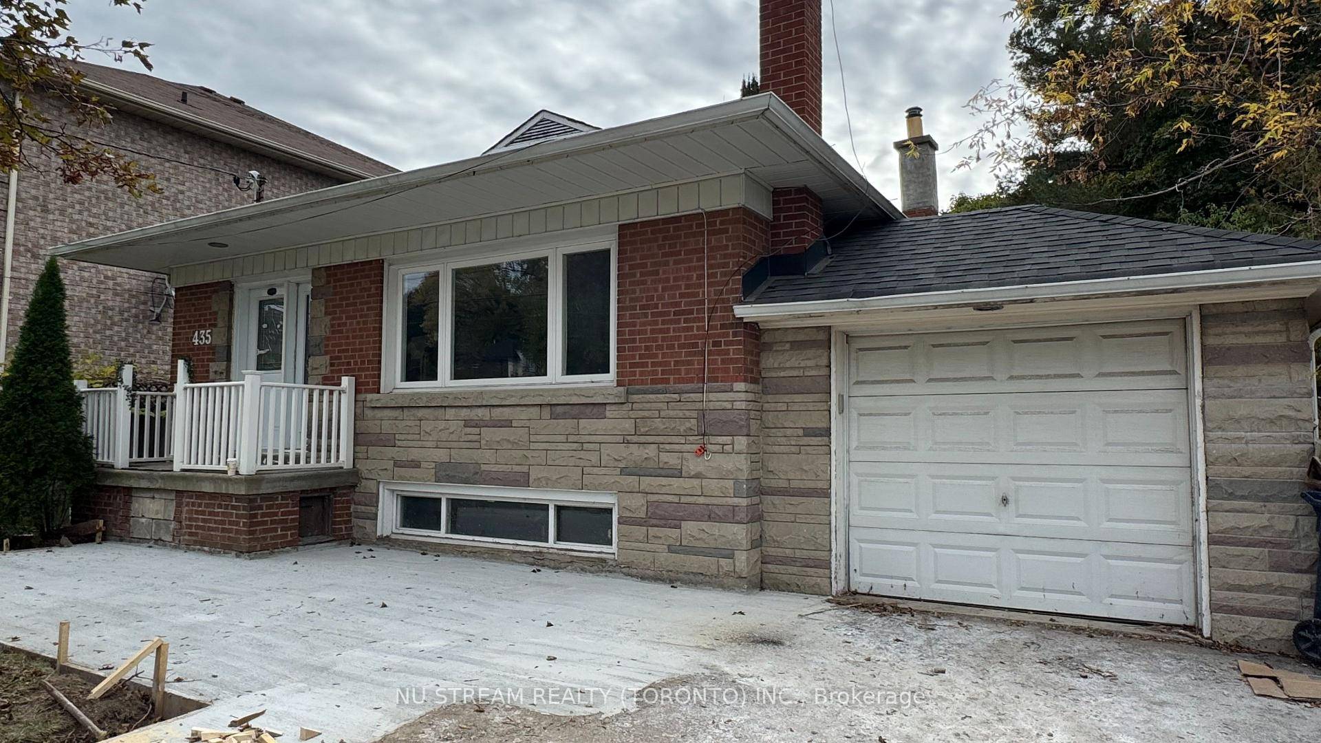 Bright and spacious 3 bedroom bungalow in the prestigious Newtonbrook East community !