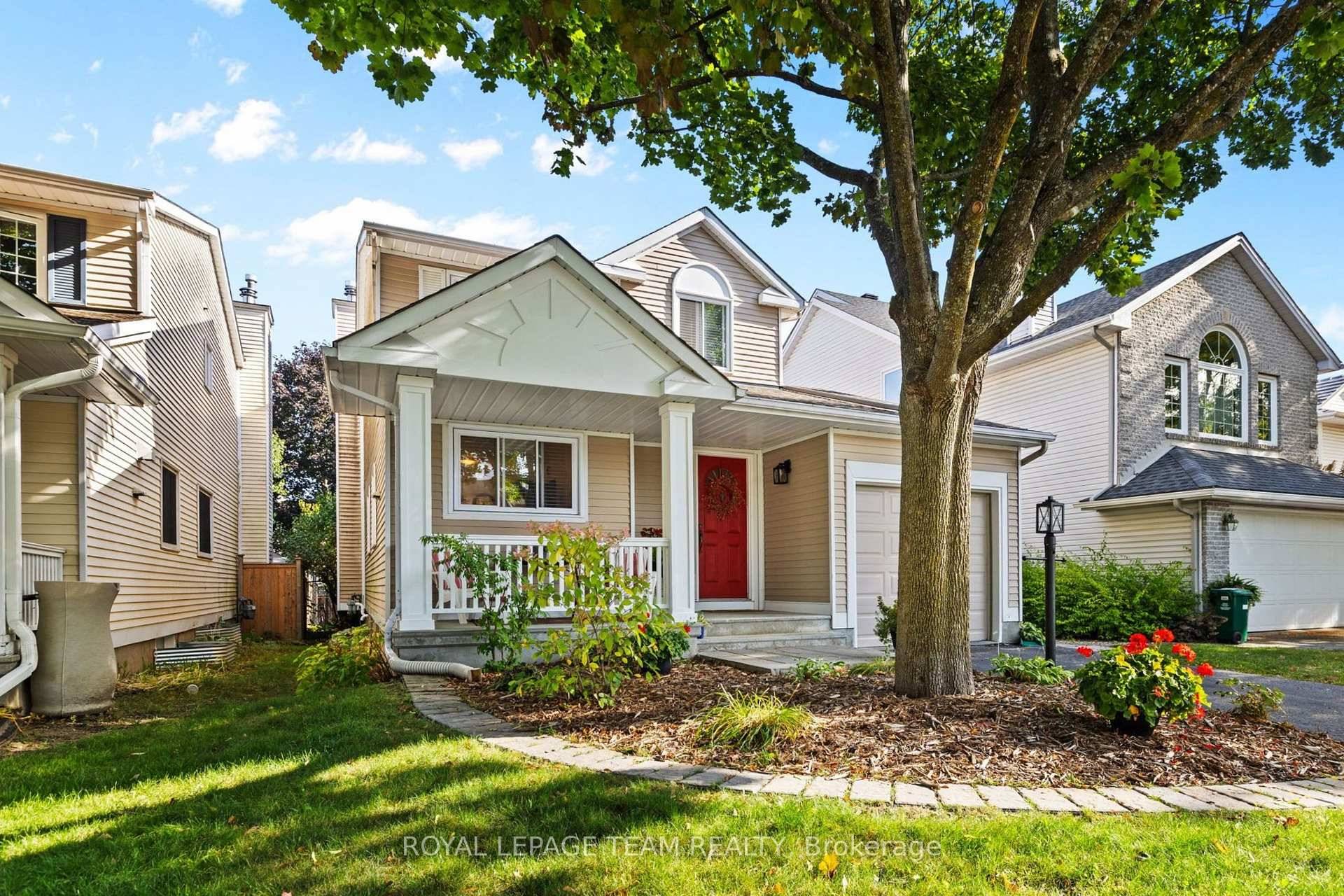 Move in ready 3 bed, 2. 5 bath home in the heart of Barrhaven !