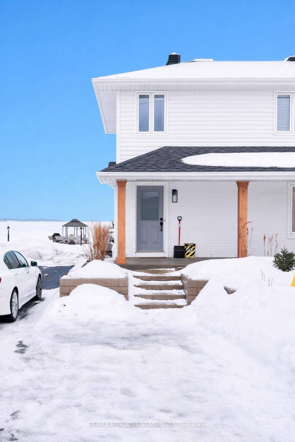 Beautiful WATERVIEW studio apartment for lease !