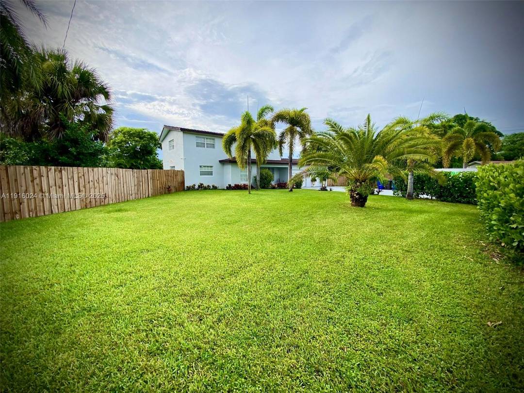 AMAZING POOL HOME W LAND.